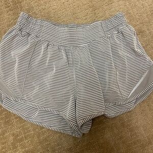 Lululemon Hottie Hot 2.5 Low Rise Gray/White Stripe Size 8